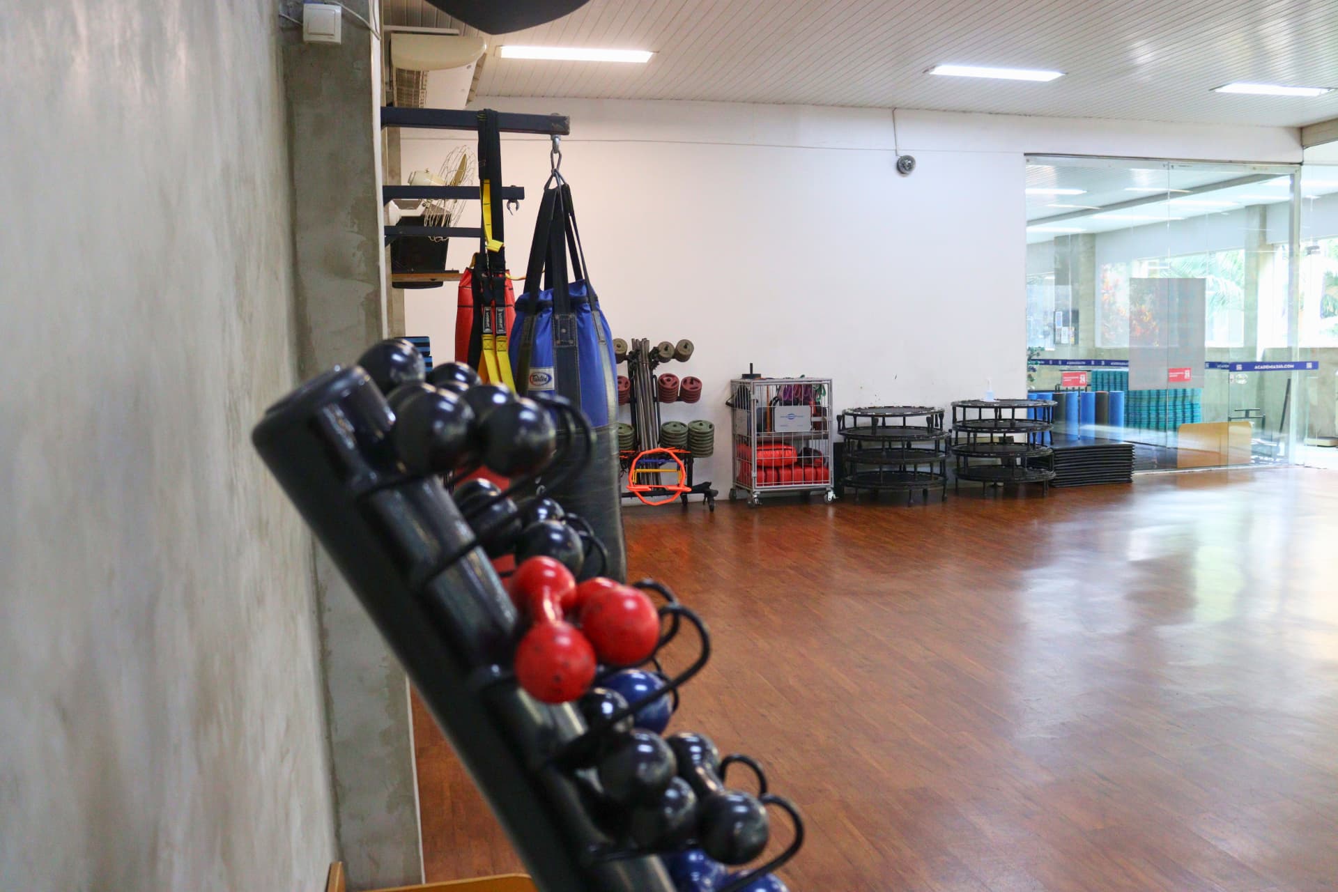 Sala de aulas coletivas com acessórios funcionais